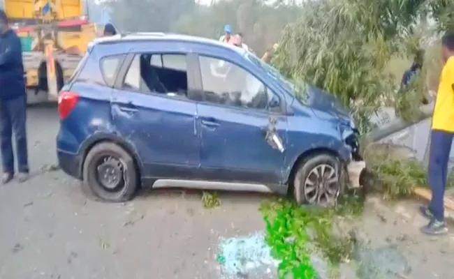 Hyderabad Rajendra Nagar Car Hit Divider Four Injured - Sakshi