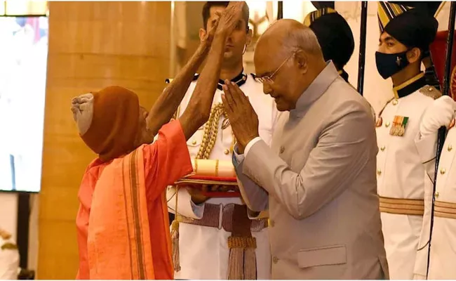 Viral Photo: Padma Shri Aardee Nanda Prusty Blesses President Kovind - Sakshi