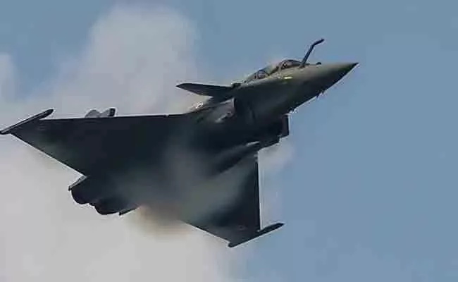 Barbs Fly Between Oppn Govt In Fresh Rafale Row - Sakshi