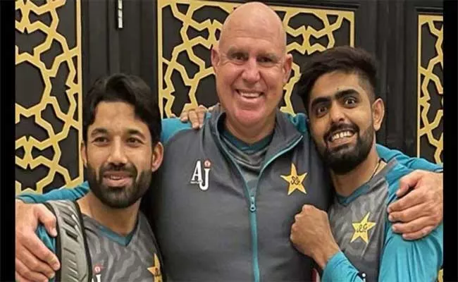 Mohammad Rizwan Gifted Holy Quran To Pakistan Coach Hayden, See His Reaction - Sakshi