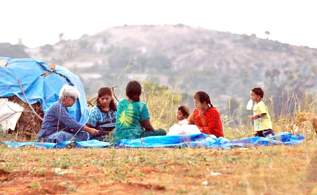 72 Years Old Sabiha Hashmi Helping Underprivileged Girls To Ensure Their Dreams - Sakshi