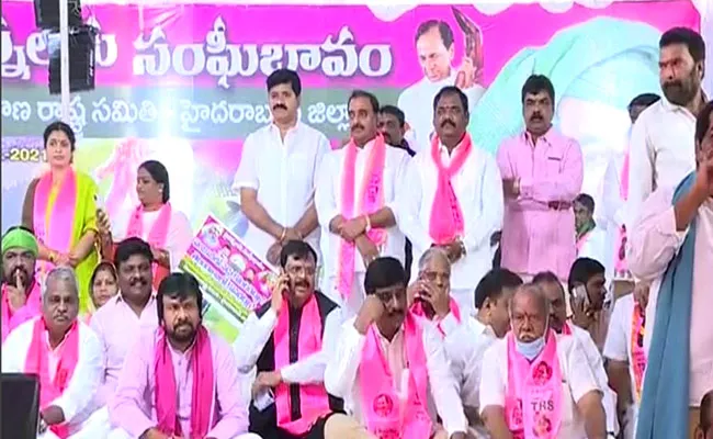 TRS Leaders Protest Against Central Government At Indira Park In Hyderabad - Sakshi