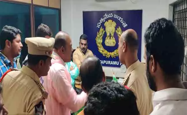 TDP And CPI Leaders Argument With Police Officers In Ananthapur - Sakshi