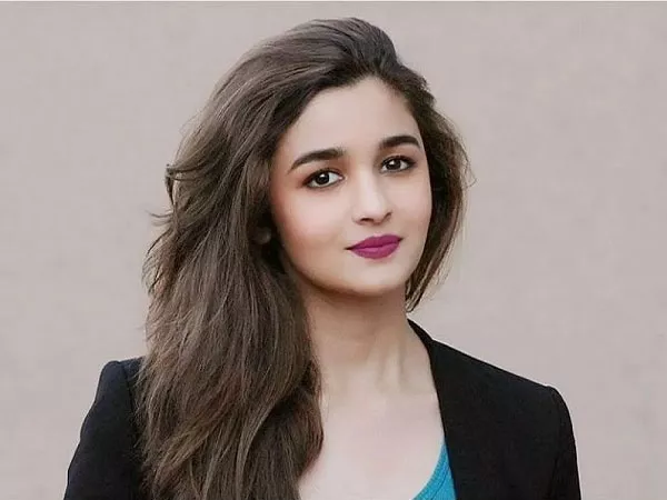 Alia Bhatt Blushes As She Reveals Her Mobile Wallpaper - Sakshi