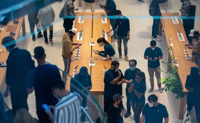 Apple To Pay 30 Million Dollars To California Store Workers For Security Checks - Sakshi