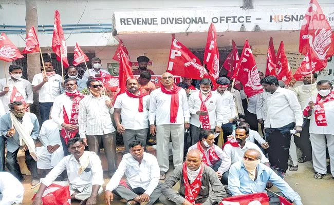 Chada Venkat Reddy Held Dharna Front Of RDO Office In Husnabad - Sakshi