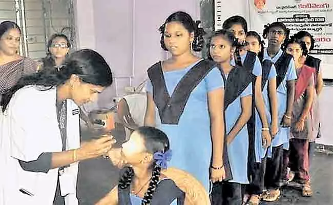 AP Schools Children Get Eye Check Ups Under YSR Kanti Velugu Scheme - Sakshi