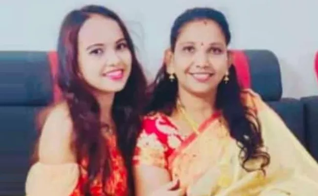 Mother And Daughter Died In Road Accident Tragedy  In Visakhapatnam - Sakshi