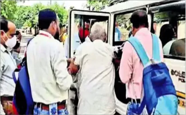 Humanity: Sub Collector Drops Old Man To Hospital Orissa - Sakshi