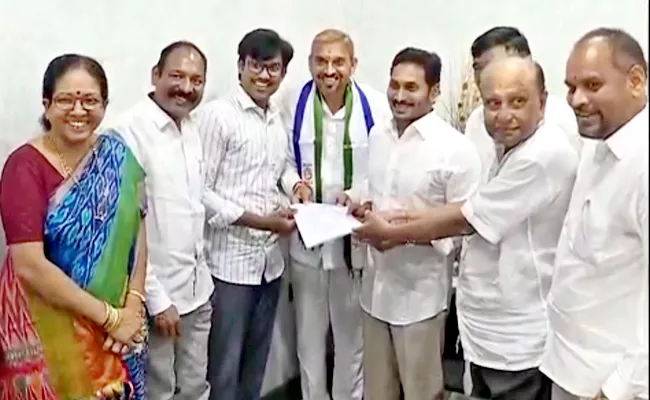 CM Jagan Gives B Form To YSRCP MLC Candidates At Amaravati - Sakshi