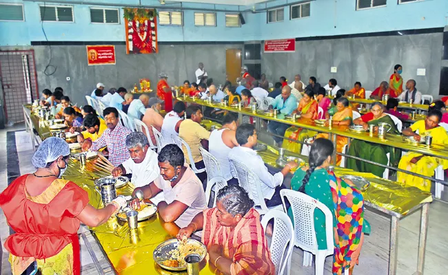 Nithyannadanam resumes on Indrakeeladri Temple - Sakshi