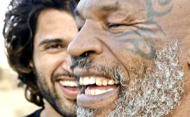 Liger : Vijay Devarakonda Shares Photo With Mike Tyson - Sakshi