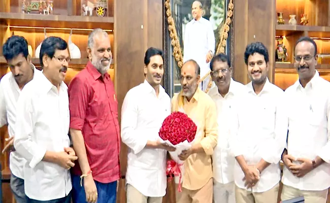 CM Jagan Praises Anantapur District YSR congress Party Leaders - Sakshi