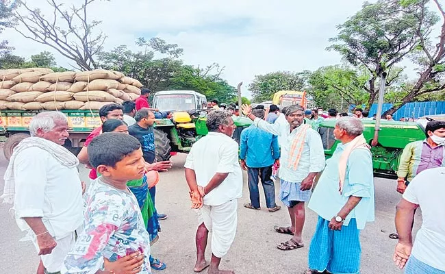 Farmers Agitating With Grain Tractors In Kamareddy District - Sakshi