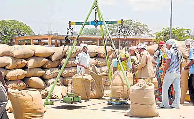 Centre Gives Clarity On Raw Rice Procurement In Telangana - Sakshi