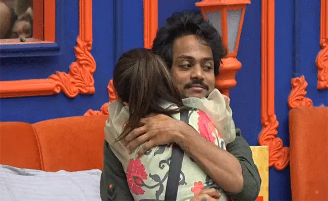 Bigg Boss Telugu 5: Siri Hanmanth Hugs Shanmukh Jaswanth - Sakshi