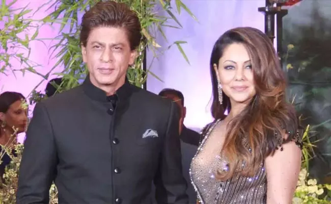 Shah Rukh Khan Was Threatened By Gauri Khan Brother Vikrant With Gun Before Wedding - Sakshi