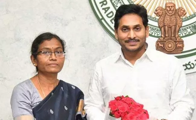 Badvel Bypoll 2021 CM ys Jagan Congratulates Dr Dasari Sudha - Sakshi