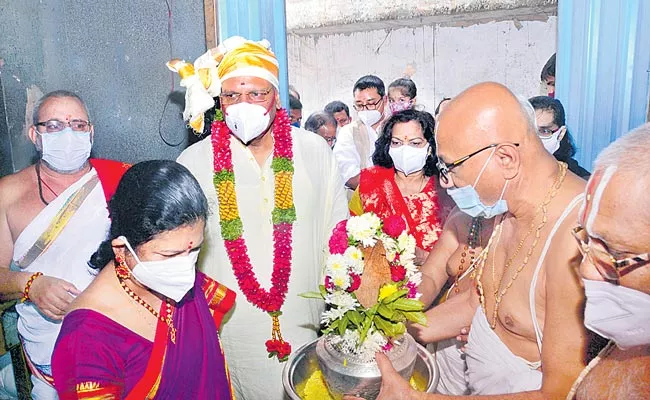 Telangana CS Somesh Kumar Visited Yadadri Lakshmi Narasimha Swamy - Sakshi