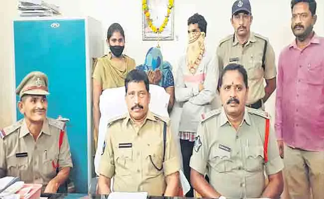 Extra Marital Affair: Mother Kidnap Her Children In West Godavari - Sakshi