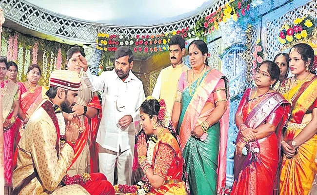 Telangana Minister Jagadish Reddy Helping Hands To Small Scale Employee Daughter Marriage - Sakshi