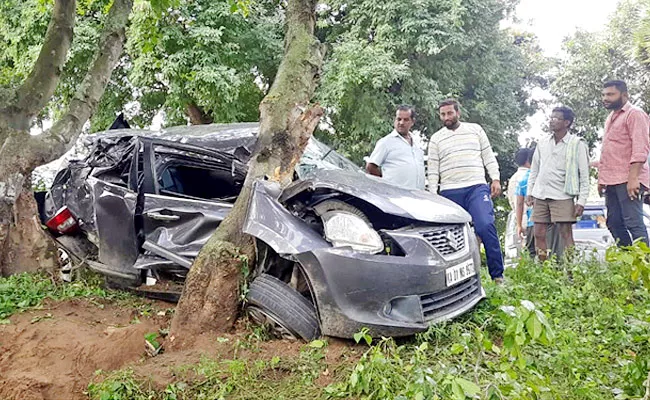 Karnataka Car Overtakes And Hit Tree Two People Death - Sakshi