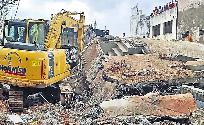 Six People deceased with Three buildings collapsed at Kadiri - Sakshi