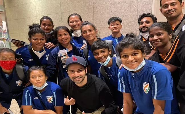 Varun Dhawan Met With Indian Women's Football Team - Sakshi