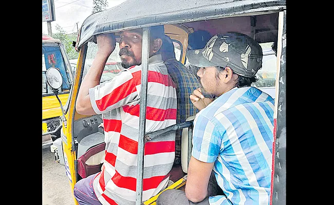 Hyderabad: Auto Driver Carrying More Than 5 Passengers - Sakshi