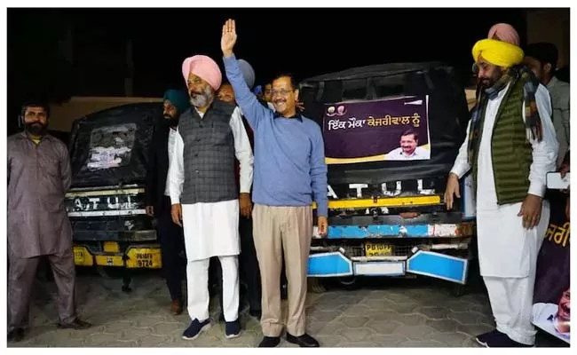 Delhi CM Arvind Kejriwal Accept Punjab Auto Driver Dinner Invite - Sakshi