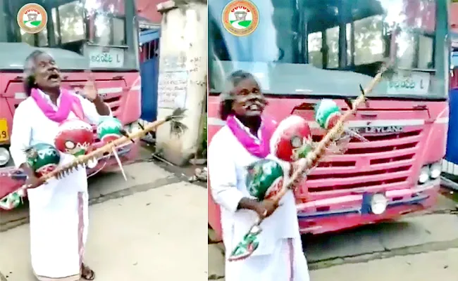 Telangana: Kinnerasani Mogulaiah Superb Song On TSRTC Bus - Sakshi