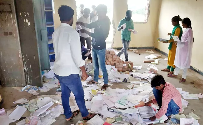 Rangareddy: School Students Searching certificates In Dust Papers - Sakshi