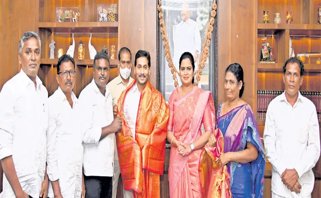 Yadavalli Farmers Honoring CM YS Jagan - Sakshi