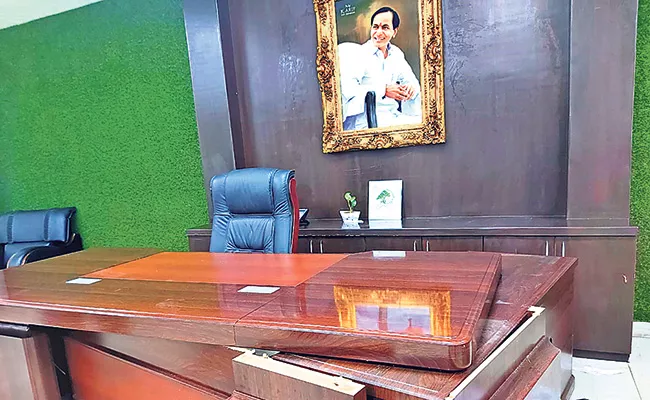 BJP Corporators Barge Into GHMC Mayor Chamber Destroys Furniture - Sakshi