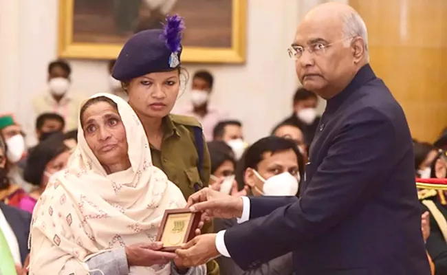 JK SPO Mother Receive Shaurya Chakra Award Behalf Of Him Emotional Video - Sakshi