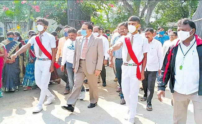 DGP Mahender Reddy Visited Gurukul School In Yadadri Bhuvanagiri District - Sakshi