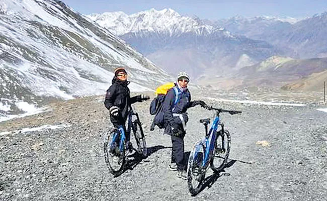 Sabita Mahto and Shruti Rawat : cycle trip to promote women empowerment. - Sakshi