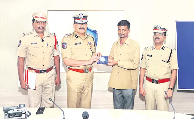 Hyderabad: Auto Driver Thwarts Child Abuse, Felicitated - Sakshi