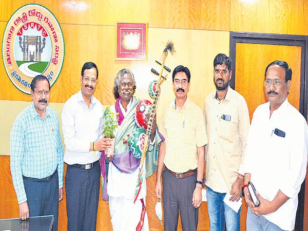 TSRTC Offers Free Bus Pass to Kinnera Mogulaiah - Sakshi