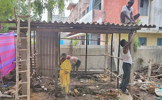 Ysrcp Leader Help Old Women To Build Shelter West Godavari - Sakshi