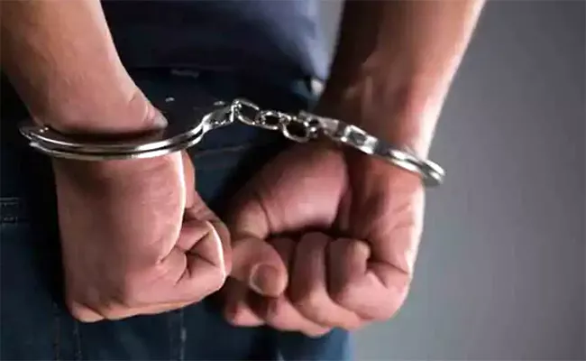 Karnataka: Police Caught Diploma Student Who Turned As Thief - Sakshi