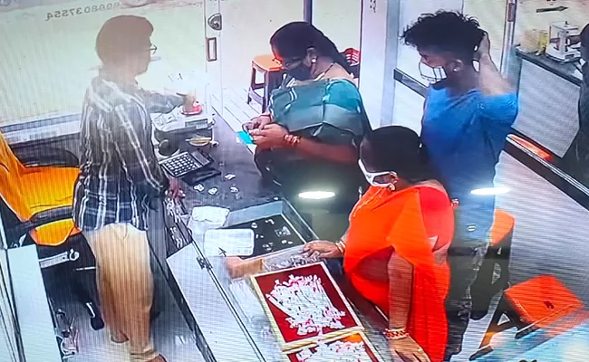 Srikakulam: Two Women Steal Silver From Jewellery Shop - Sakshi