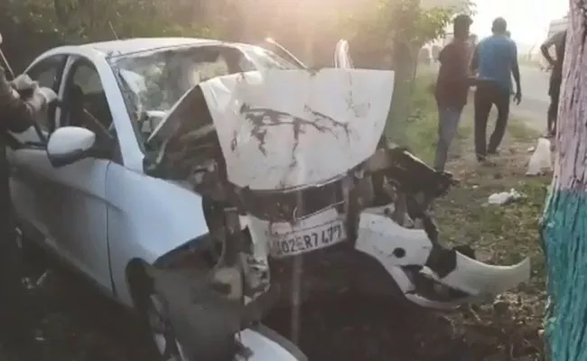 Karimnagar: 4 Died One Injured In Car Accident At Manakondur - Sakshi