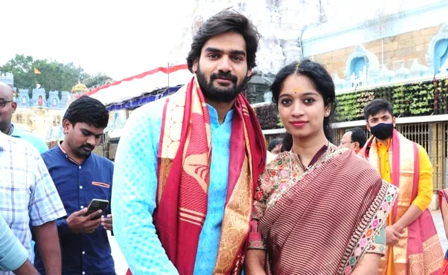 Actor Karthikeya Visits Tirupati With Wife And Family, Pics Goes Viral - Sakshi