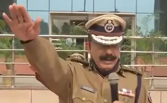 Bihar Dgp Administers New Oath State Cops On Liquor - Sakshi