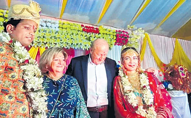 Bihar man marries French girl, netizens love their inter-racial wedding pictures - Sakshi