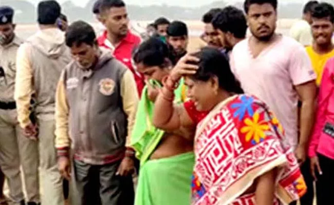 Four Students Drowned And Deceased In Cuttack Mahanadi Odisha - Sakshi