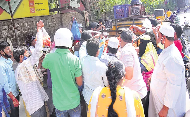 KG Tomato 50 Rupees At Erragadda, Full Crowd - Sakshi