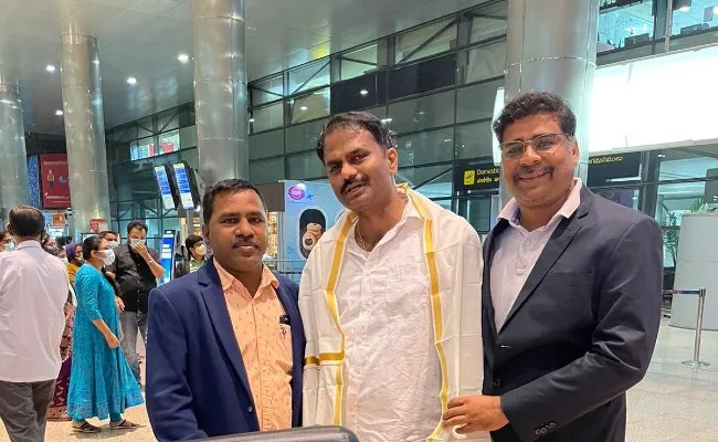 Friends Fans give a Hearty Welcome To NRI Anil Bodireddy in Hyderabad Airport - Sakshi