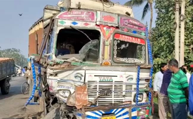 Major Road Accident At Nadia Kolkata Lorry Hits Matador Vehicle - Sakshi